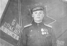 Цуканов Иван Илларионович на фоне флага его дивизиона