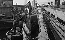 Великая Отечественная война 1941-1945 гг. Ленинград в блокаде. 1942 год. Подводную лодку снаряжают в боевую операцию.