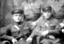 Явников Андрей  Дмитриевич сидит слева