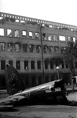 Август 1942 года. Сталинград. Обломки немецкого самолета, сбитого над городом. (Автор фото Э. Евзерихин)
