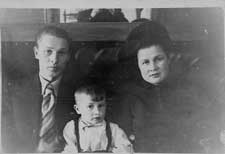Дедушка Леонид Слапогузов со своей женой Дусечкой и сыном - моим отцом