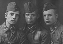 Чистяков Сергей Иванович (слева). 5 августа 1942 г, под Смоленском был убит поднимая роту в атаку